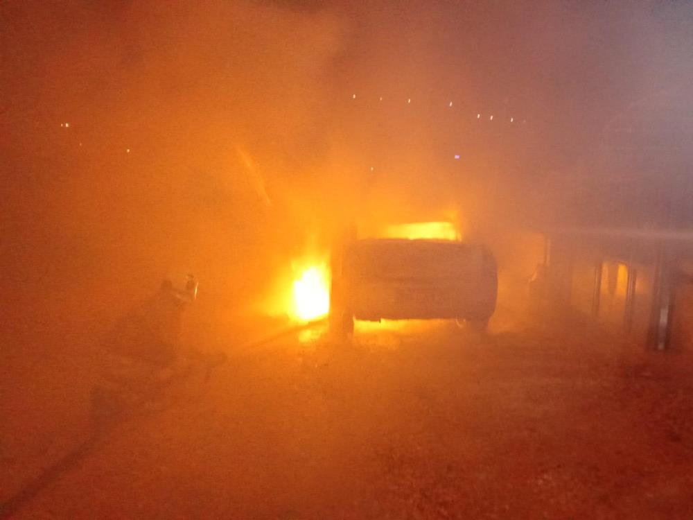 Hatay’ın Antakya ilçesinde, Narlıca ve Odabaşı mahallelerinde çıkan araç yangınları