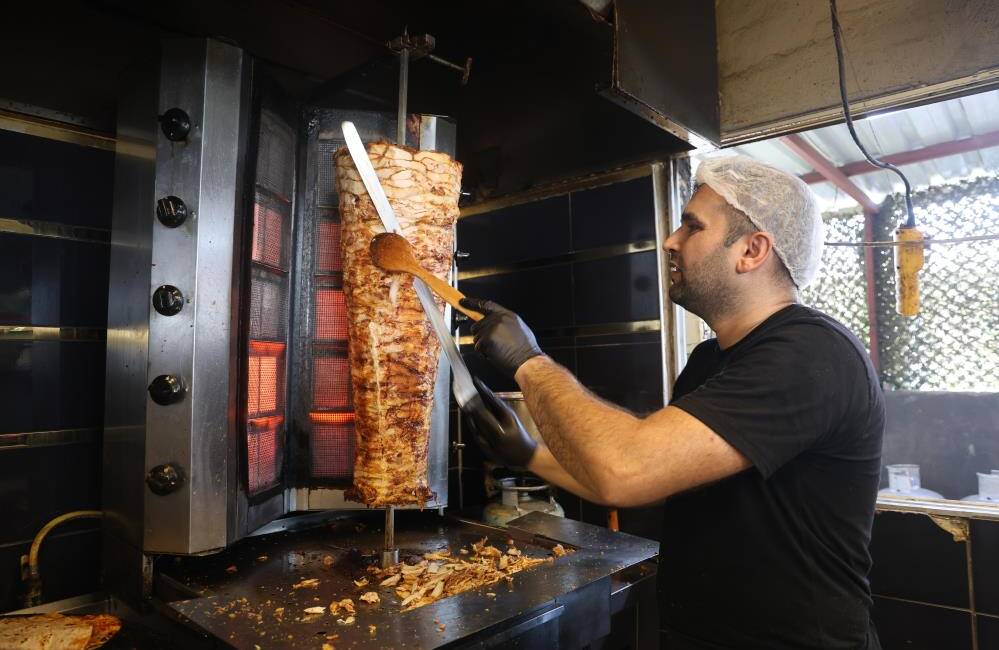 Hatay’da kavurucu sıcaklıkların artmasıyla olumsuz etkilenen dönerci ustası Bilal Tanin,