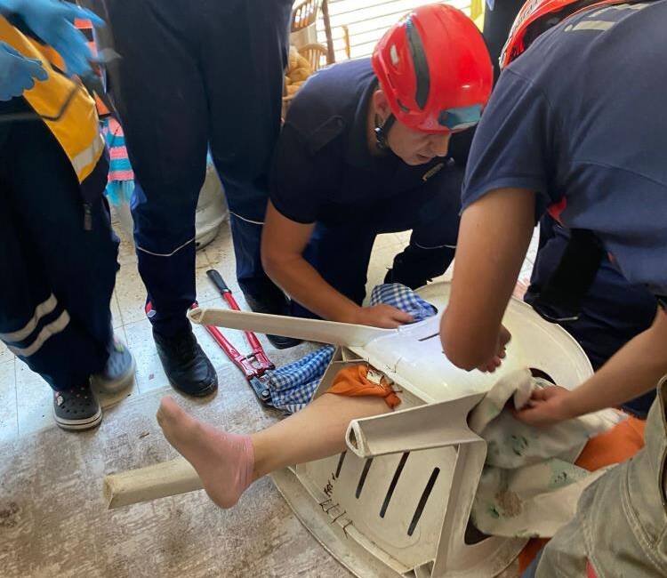 Hatay’ın Dörtyol ilçesinde evinde kullandığı plastik sandalye kırılınca ayağı sıkışan