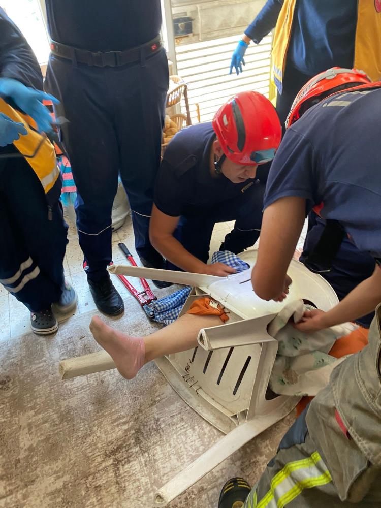 Hatay’ın Dörtyol ilçesinde evinde kullandığı plastik sandalye kırılınca ayağı sıkışan