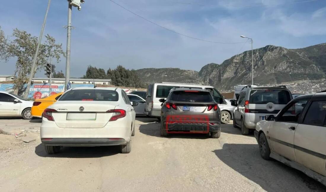 Okulların açılmasına sayılı günler kala Hatay’da yol ve trafik sorunları
