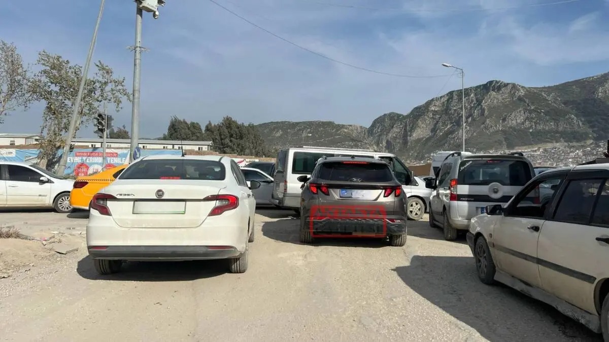 Okulların açılmasına sayılı günler kala Hatay’da yol ve trafik sorunları