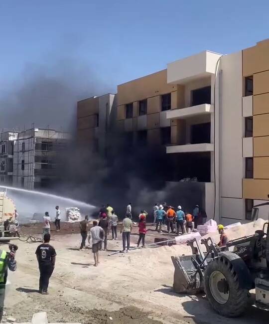 Antakya Karaali Mahallesi’nde yapımı devam eden bir binada çıkan yangın,