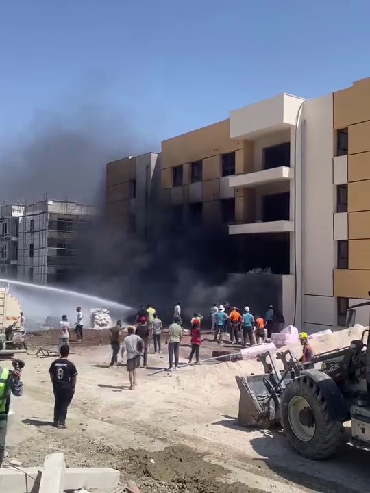 Antakya Karaali Mahallesi’nde yapımı devam eden bir binada çıkan yangın,