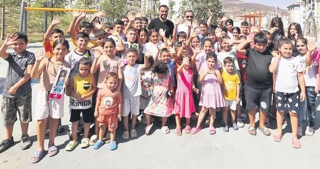 Alişan, Hatay Ziyaretinde Kadın Kooperatiflerine Hayran Kaldı Ünlü şarkıcı Alişan, deprem sonrası Hatay’da yapılan yeniden inşa çalışmalarını