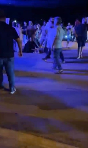 Hatay’ın Altınözü ilçesinde yolun karşısına geçmeye çalışan anne ile küçük