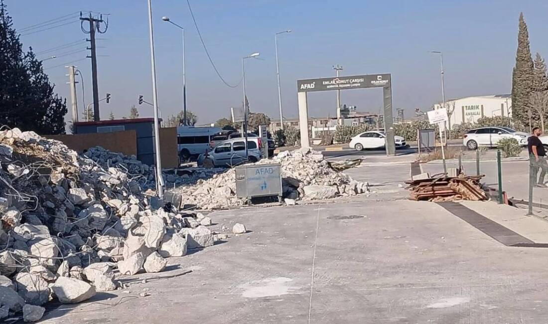 Hatay’ın Antakya ilçesine bağlı Serinyol Mahallesi’ndeki Üçgedik Emlak Konut Çarşısı’nda