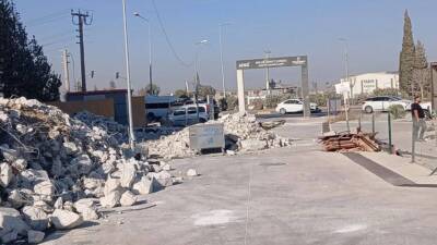 Hatay’ın Antakya ilçesine bağlı Serinyol Mahallesi’ndeki Üçgedik Emlak Konut Çarşısı’nda