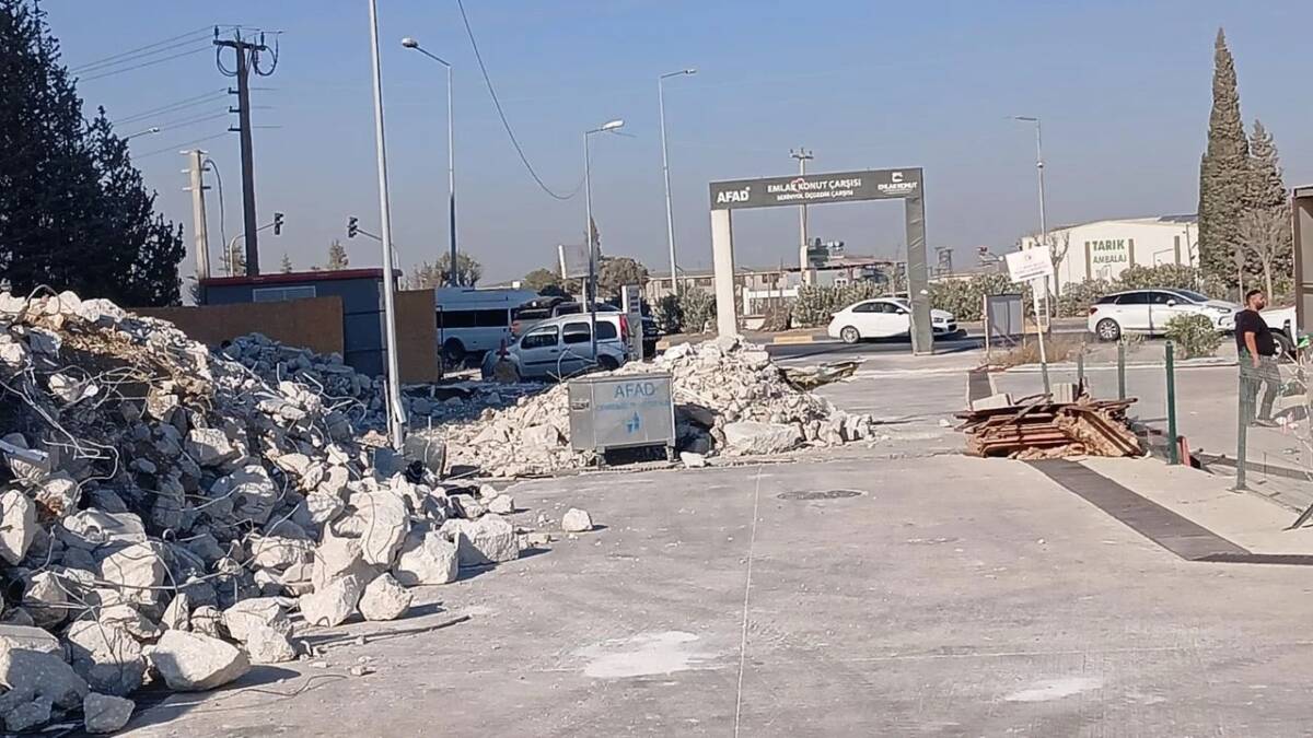 Hatay’ın Antakya ilçesine bağlı Serinyol Mahallesi’ndeki Üçgedik Emlak Konut Çarşısı’nda