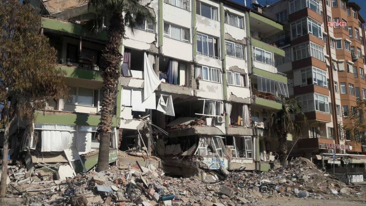Hatay’ın Defne ilçesi Sümerler Mahallesi’nde bulunan, 6 Şubat depremlerinde zemin