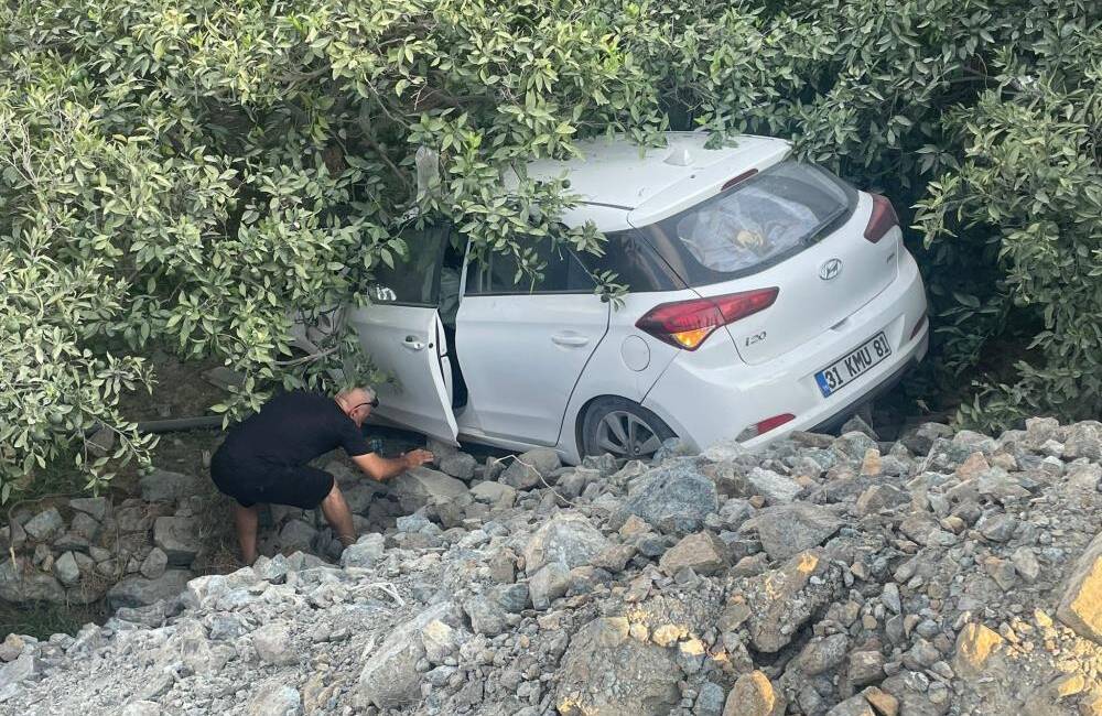 Hatay’ın Samandağ ilçesinde sürücüsünün kontrolünü kaybettiği otomobil, yol kenarındaki bir