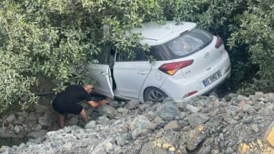 Hatay’ın Samandağ ilçesinde sürücüsünün kontrolünü kaybettiği otomobil, yol kenarındaki bir