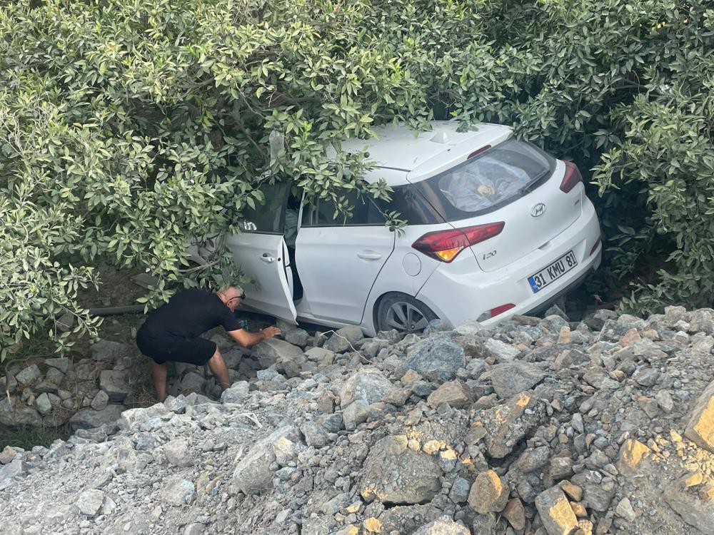 Hatay’ın Samandağ ilçesinde sürücüsünün kontrolünü kaybettiği otomobil, yol kenarındaki bir