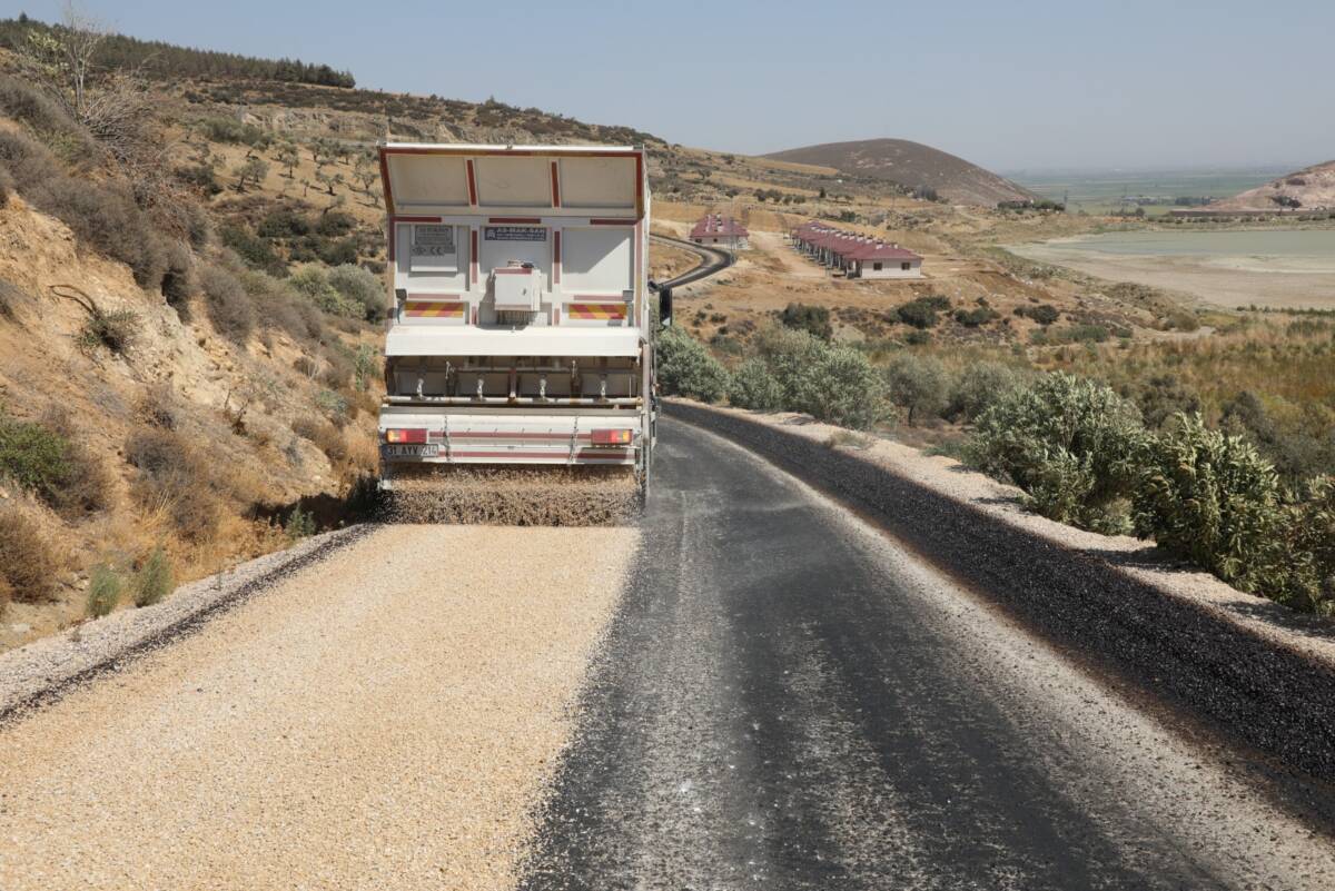 Hatay Büyükşehir Belediyesi (HBB), il genelinde yol yapım ve bakım