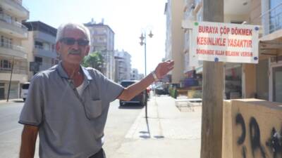 Reyhanlı’nın Yeni Mahallesinde esnaflık yapan Hasan Günel, iş yerinin önüne