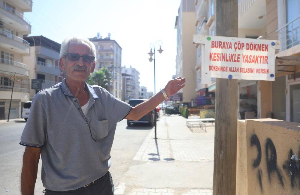 Reyhanlı’nın Yeni Mahallesinde esnaflık yapan Hasan Günel, iş yerinin önüne