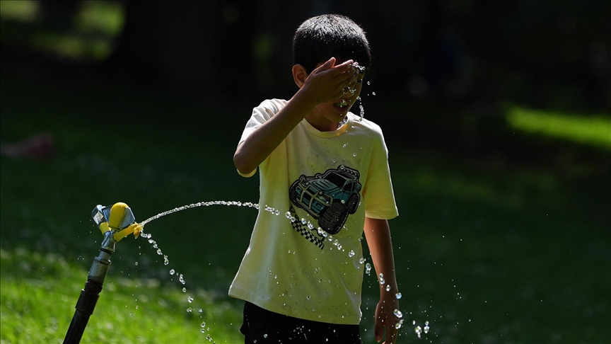 Hatay’ın Defne İlçesi, Türkiye’nin En Sıcak Yeri Oldu Yurt genelinde sıcaklıklar dün rekor seviyelere ulaşırken, en sıcak nokta