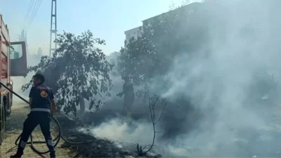 Hatay’ın Defne ilçesine bağlı Çekmece Mahallesi’nde meydana gelen yangında, depo