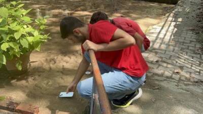 Hatay’da sıcaklığın 45 dereceyi bulmasıyla vatandaşlar, çalışmakta güçlük çeken cep