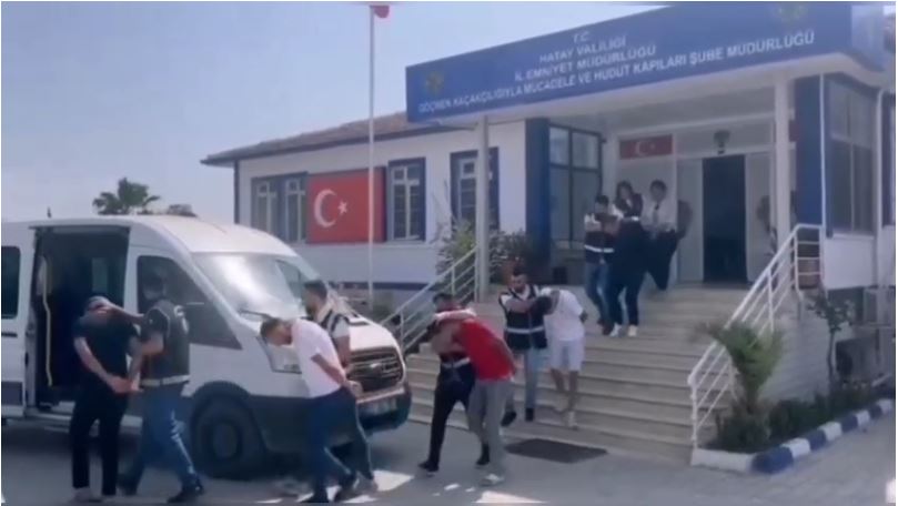 Kimliksiz Göçmenler Yakalandı, Organizasyon Çökertildi Atatürk Caddesi’nde durdurulan iki araçta izinsiz 42 göçmen yakalandı, organizatör