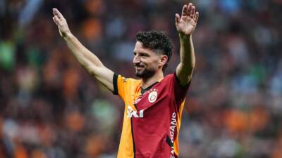 Galatasaray’ın eski oyuncusu Dries Mertens, 38 yaşında futbolu bıraktı. Mertens,