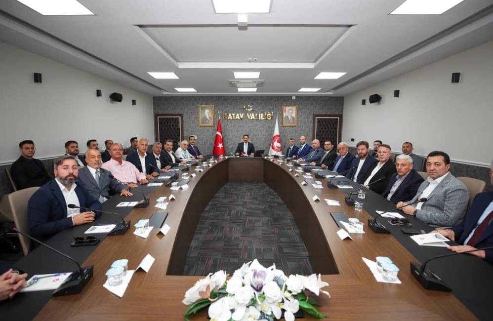 Hatay Valisi Mustafa Masatlı’nın başkanlığında gerçekleştirilen toplantıda, Suriye’nin Türkiye’ye yakın