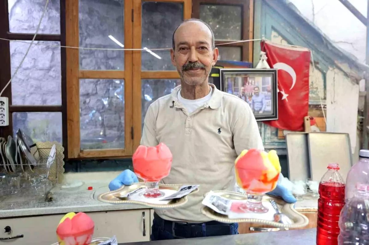 Sıcaklıkların 45 dereceyi bulduğu Hatay’da, vatandaşlar sıcaklardan kaçmak için çeşitli