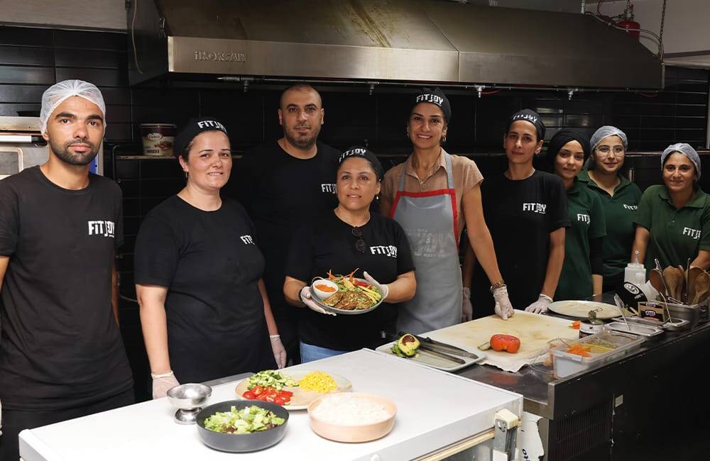 HBB Defne’de Aşçı Yardımcısı Kursu Açtı Hatay Büyükşehir Belediyesi (HBB), işsizlik sorununa çözüm üretmek amacıyla hayata