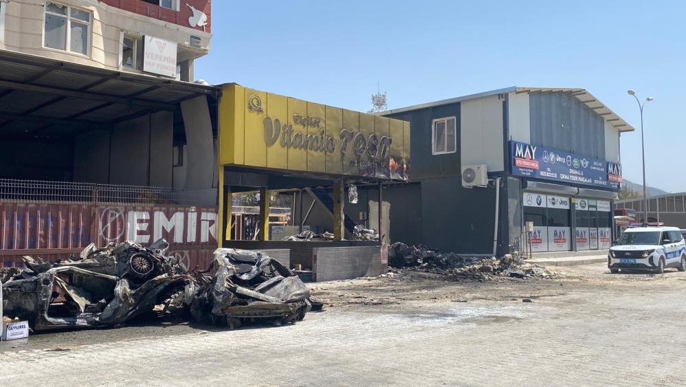 Hatay’ın Antakya ilçesinde bulunan Küçük Sanayi Sitesi’nde çıkan yangın, hasarlı