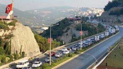 Hatay’ın Belen ilçesinde Karayolları ekipleri, D-817-04 Karayolu Sarayburnu Kavşağı’nda asfalt