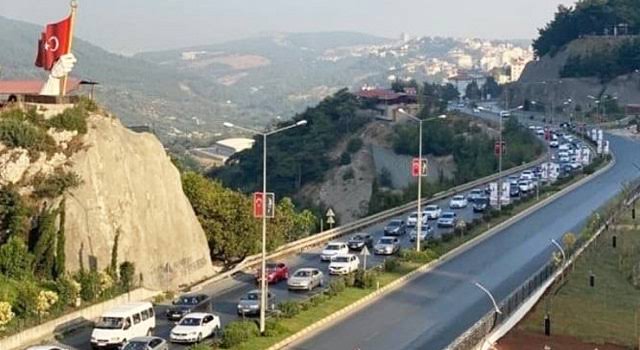 Hatay’ın Belen ilçesinde Karayolları ekipleri, D-817-04 Karayolu Sarayburnu Kavşağı’nda asfalt