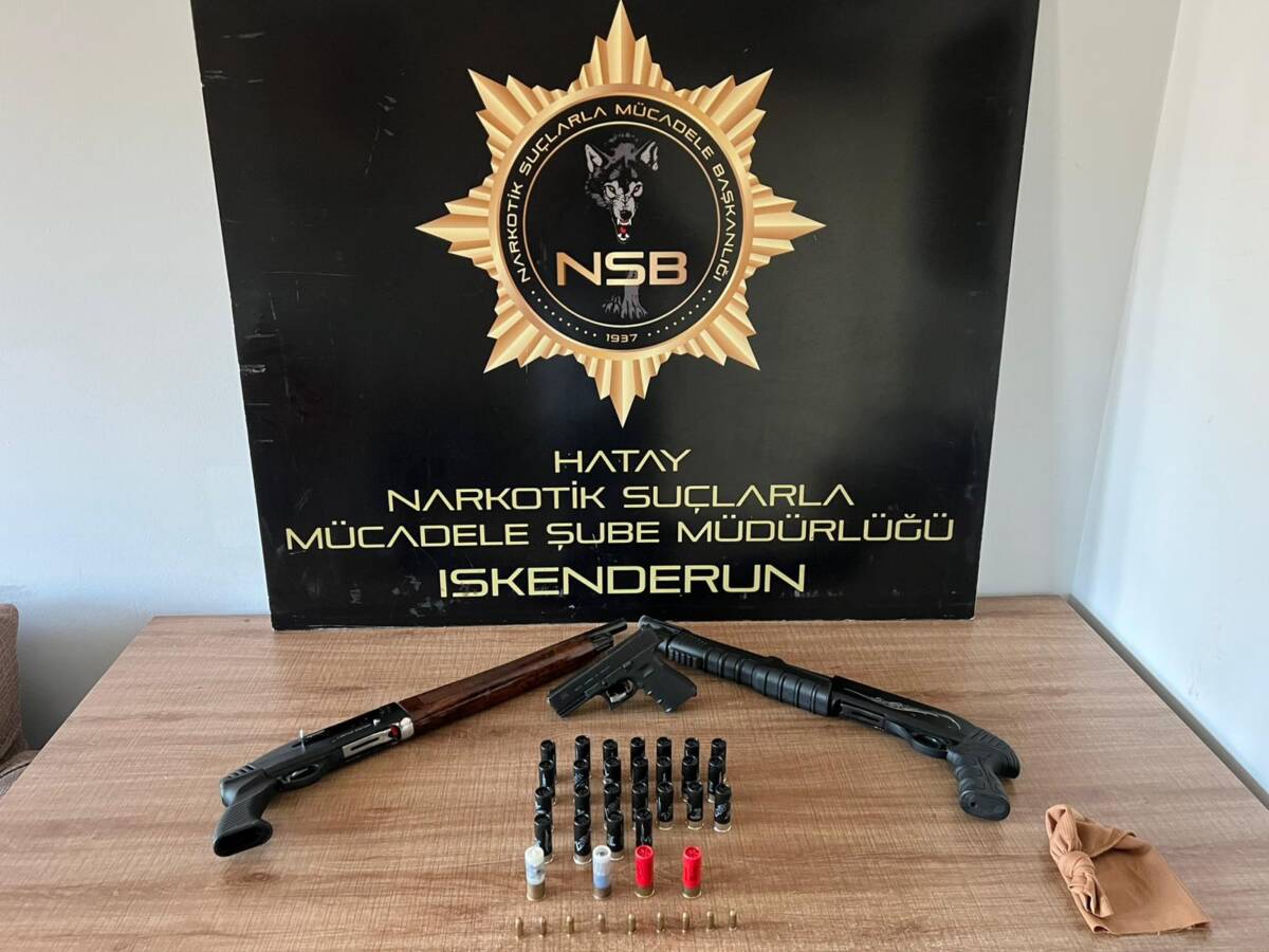 Hatay’ın İskenderun ilçesinde evlerinde ruhsatsız silah ele geçirilen 2 şüpheli