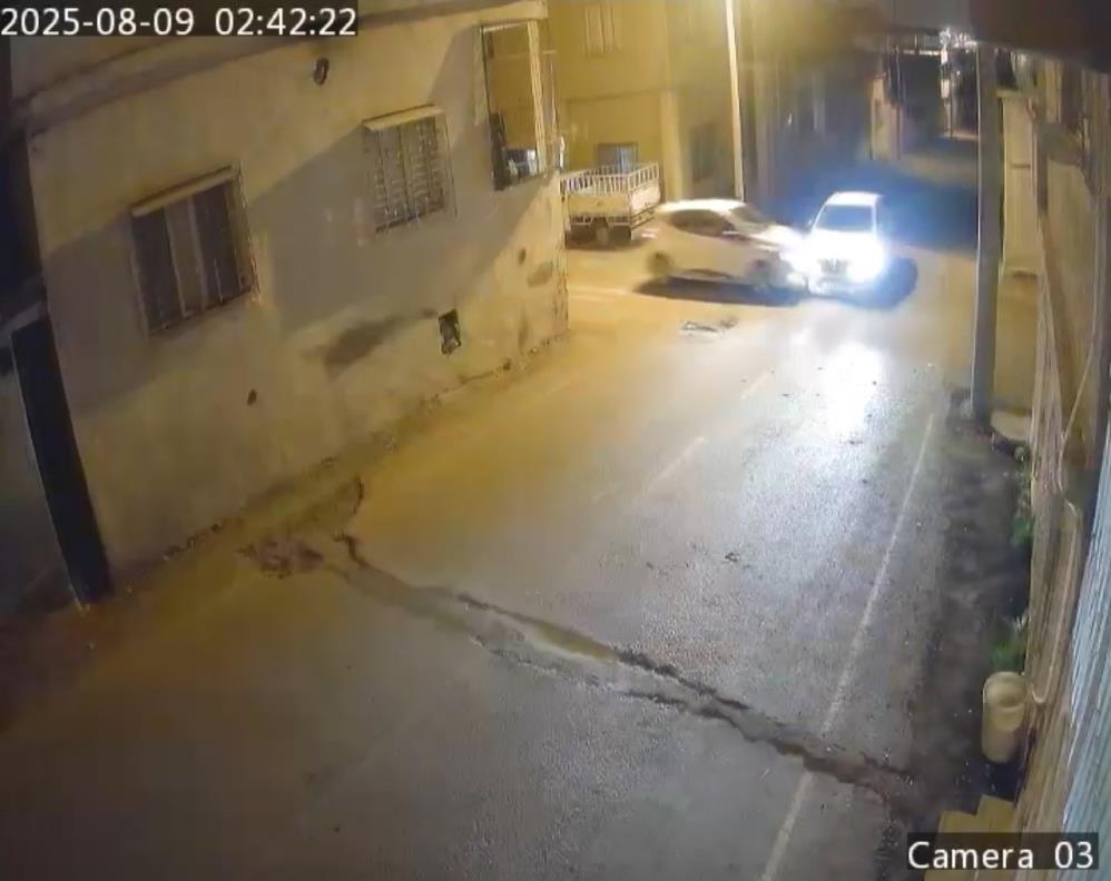 İskenderun Kocatepe Mahallesi’nde gece saatlerinde iki otomobilin kafa kafaya çarpıştığı