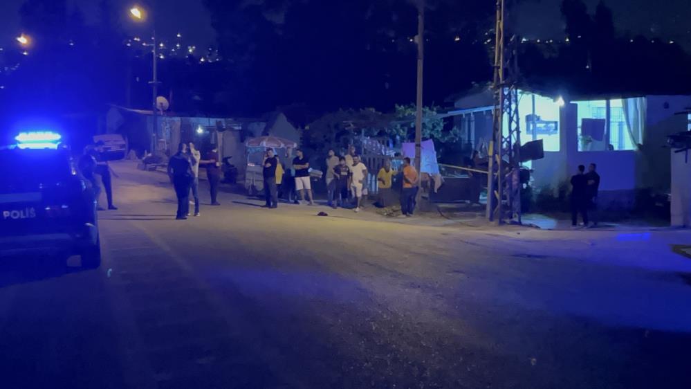 İskenderun’un Meydan Mahallesi’nde motosikletli bir kişiye silahlı saldırı düzenlendi. Yaralanan