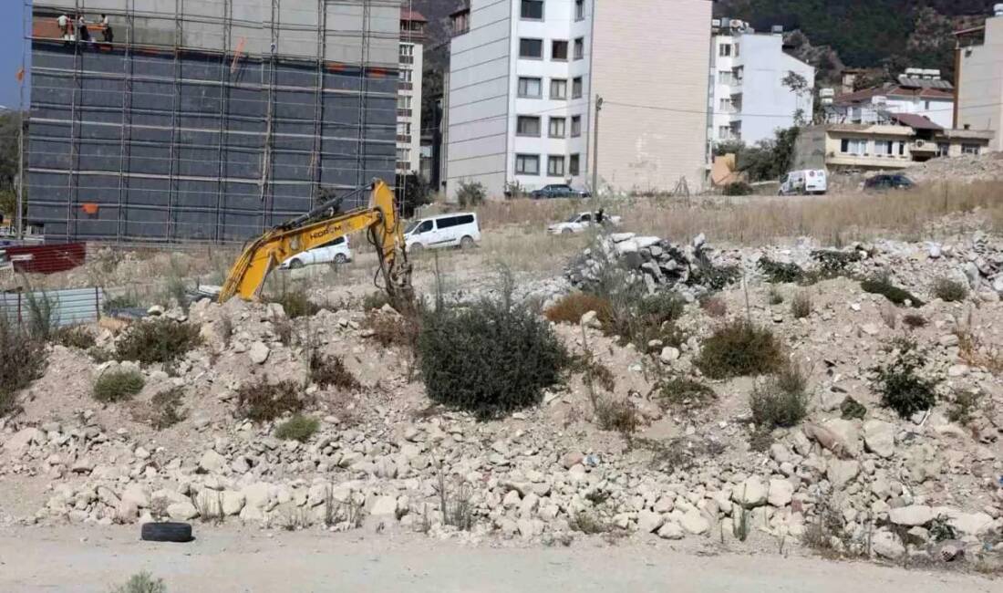 Hatay’ın Defne ilçesinde 5 katlı bir binanın yıkımı sırasında tehlikeli