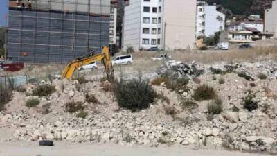 Hatay’ın Defne ilçesinde 5 katlı bir binanın yıkımı sırasında tehlikeli
