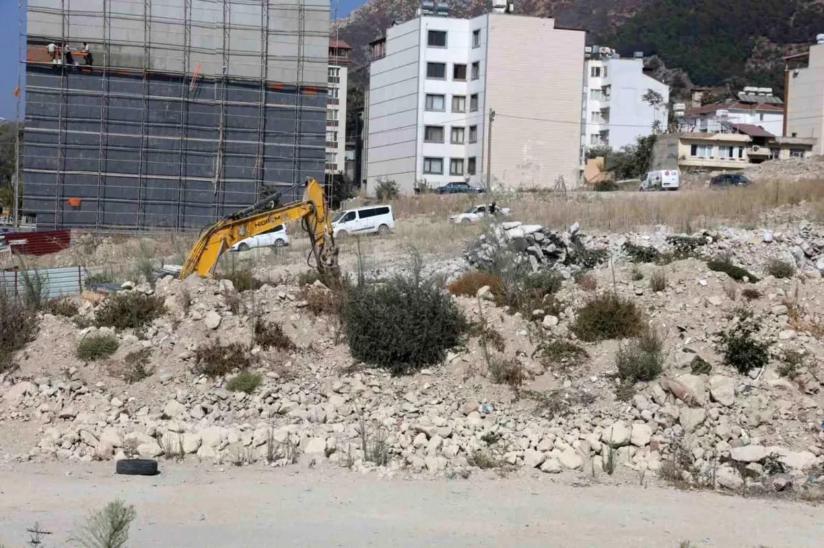 Hatay’ın Defne ilçesinde 5 katlı bir binanın yıkımı sırasında tehlikeli