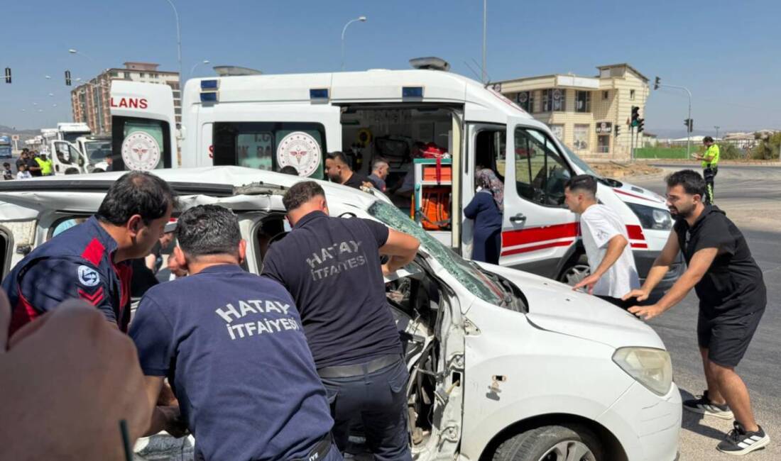   Hatay’ın Hassa ilçesinde otomobil ile çekicinin çarpıştığı kazada 3