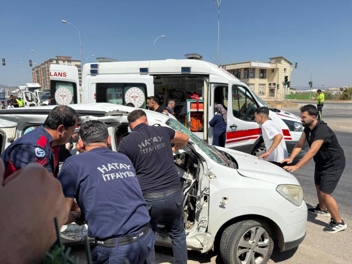 &nbsp; Hatay’ın Hassa ilçesinde otomobil ile çekicinin çarpıştığı kazada 3