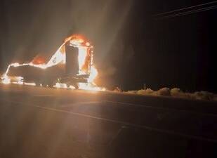 Hatay’ın Kırıkhan ilçesinde seyir halindeyken motor kısmında başlayan yangın, kısa