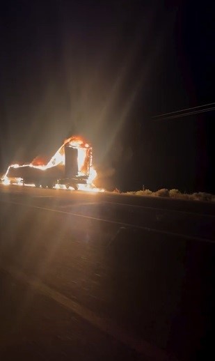 Hatay’ın Kırıkhan ilçesinde seyir halindeyken motor kısmında başlayan yangın, kısa