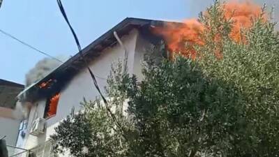 Hatay’ın Kırıkhan ilçesinde bir evde çıkan yangın paniğe neden oldu.
