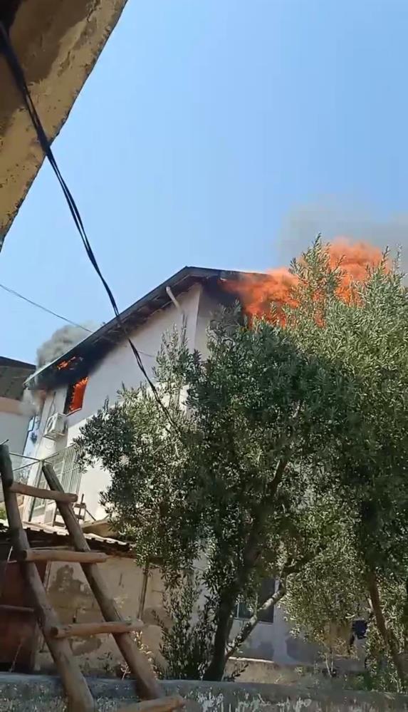 Hatay’ın Kırıkhan ilçesinde bir evde çıkan yangın paniğe neden oldu.