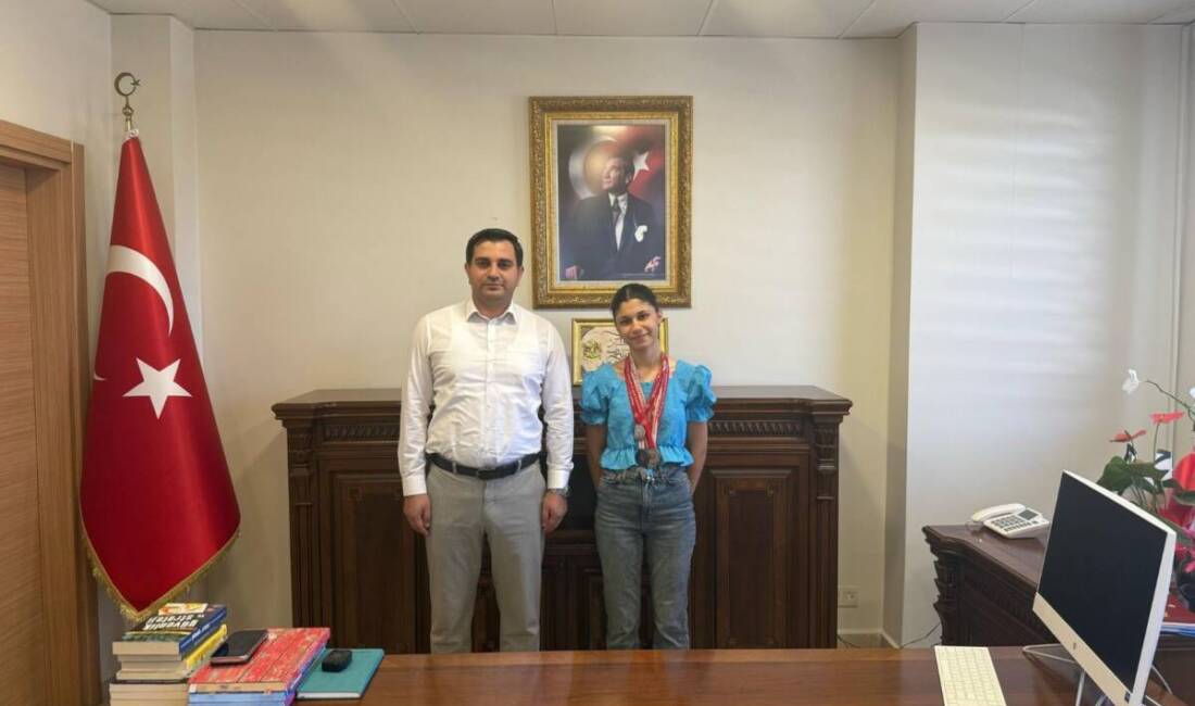 Hatay sokaklarından olimpiyat hayaline Okullar arası atletizm yarışmasında dereceye giren Ayşe Seçmen, ailesiyle