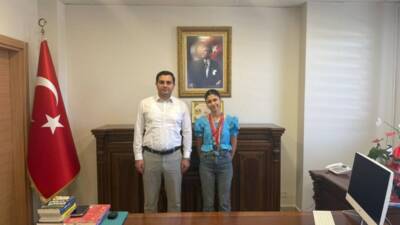   Okullar arası atletizm yarışmasında dereceye giren Ayşe Seçmen, ailesiyle