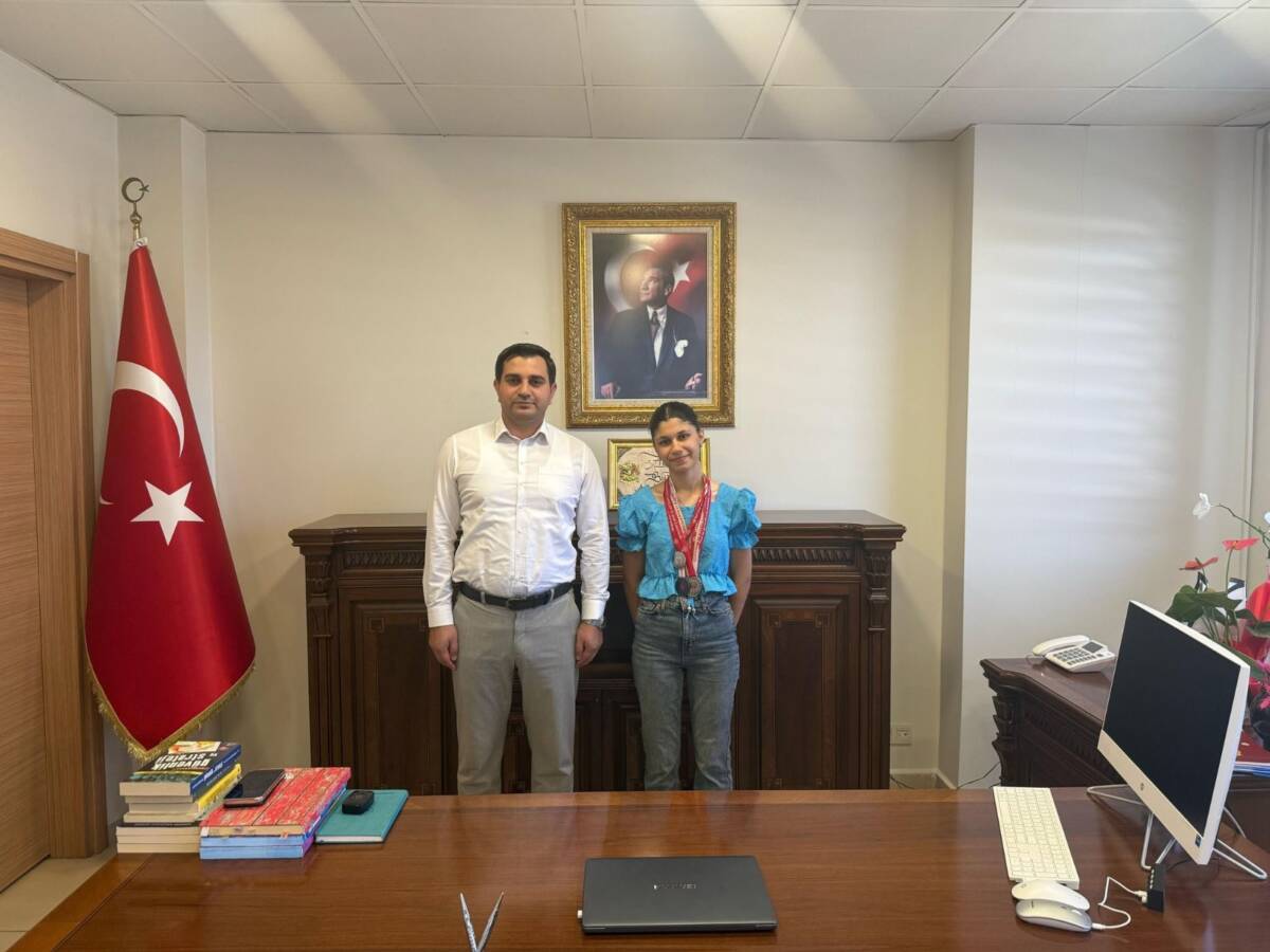 &nbsp; Okullar arası atletizm yarışmasında dereceye giren Ayşe Seçmen, ailesiyle