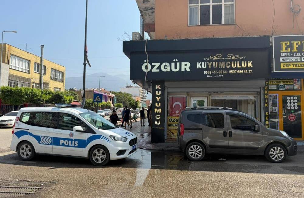 Hatay’ın Payas ilçesinde bir kuyumcuya soygun girişiminde bulunan üç kişi,