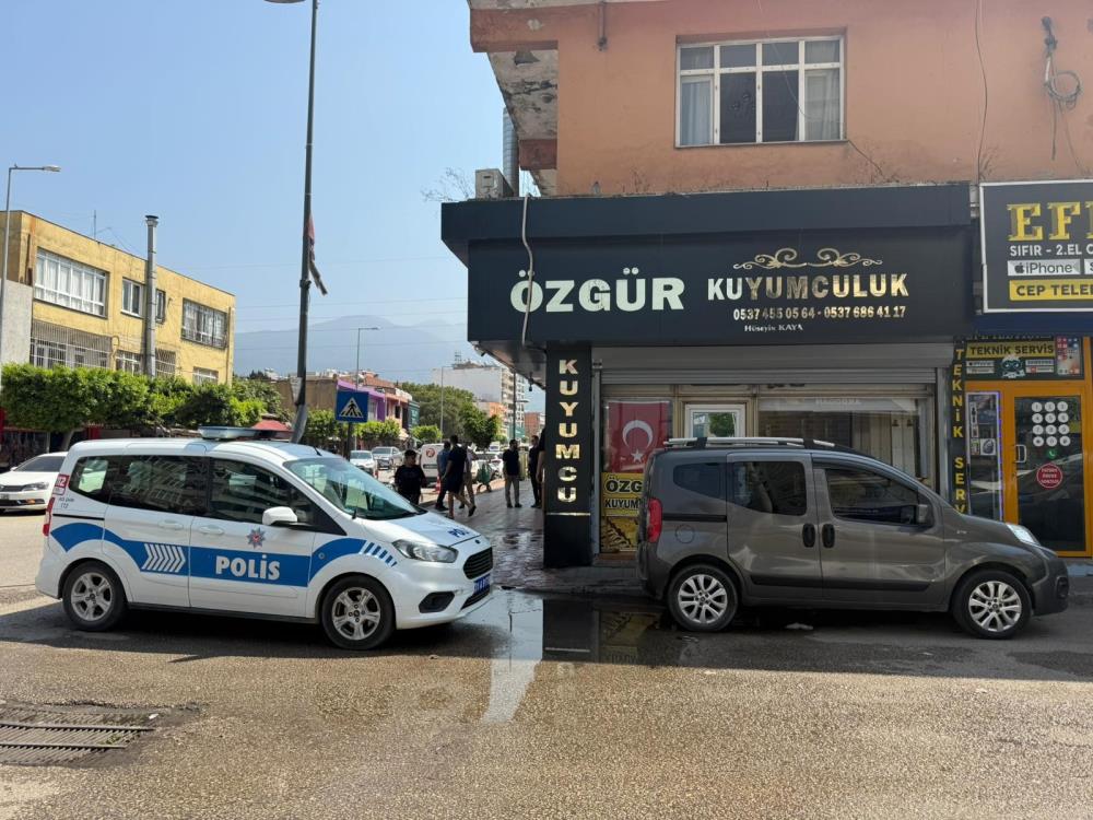 Hatay’ın Payas ilçesinde bir kuyumcuya soygun girişiminde bulunan üç kişi,