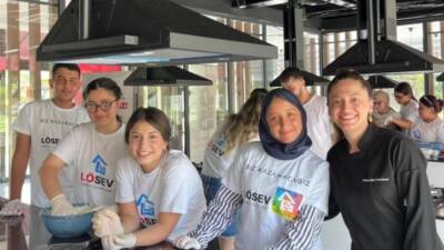 Adana’da düzenlenen “Genç Şefler İş Başında” projesiyle lösemiyi atlatan gençler,