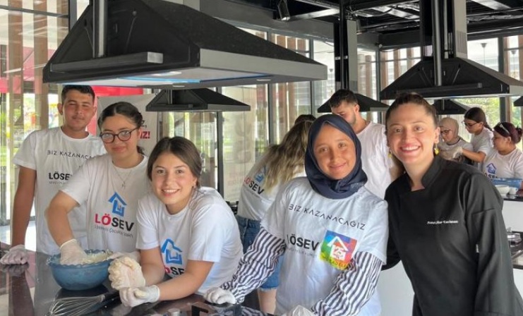 Adana’da düzenlenen “Genç Şefler İş Başında” projesiyle lösemiyi atlatan gençler,